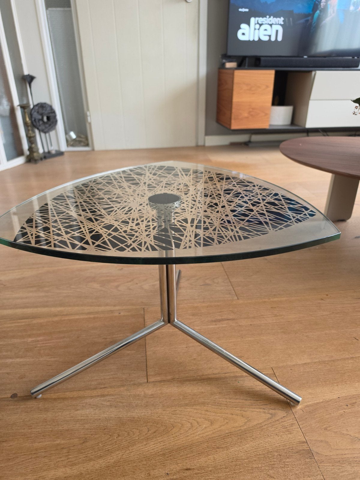 Twee Glazen bijzettafeltjes driehoekig met ronde kanten, Huis en Inrichting, Ophalen, Minder dan 45 cm, Gebruikt, 55 tot 75 cm