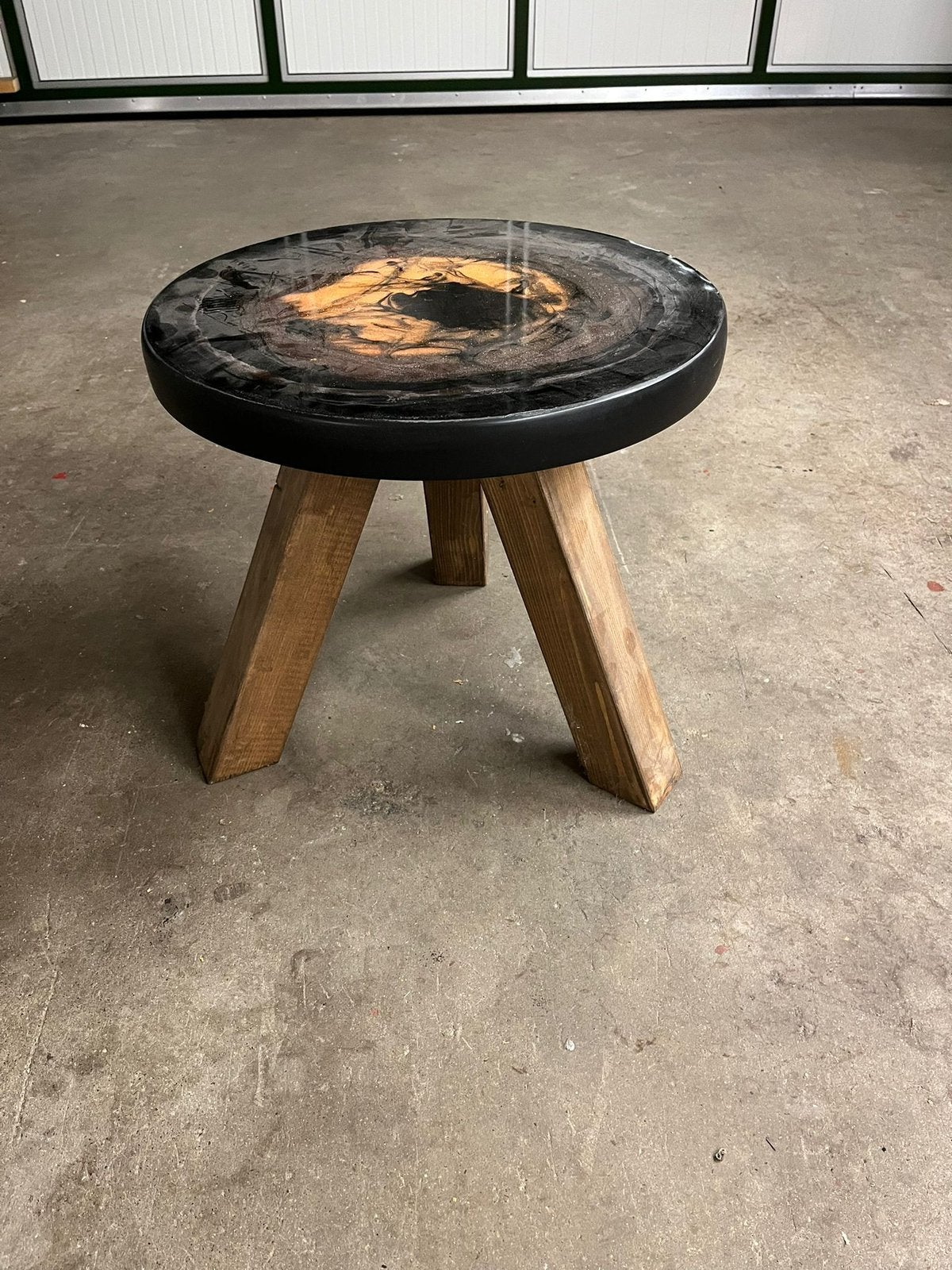 Prachtige epoxy gegoten bijzettafel, 45 tot 60 cm, Minder dan 55 cm, Rond, Ophalen of Verzenden