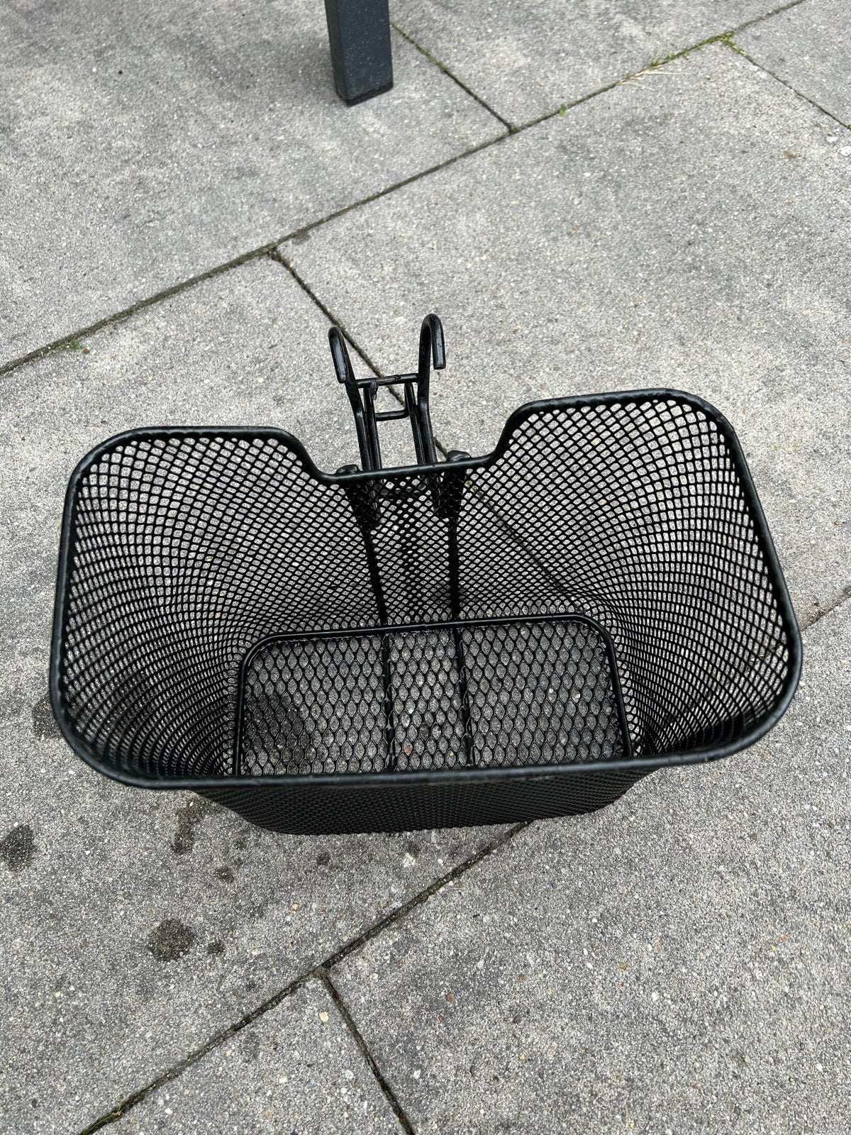 Zwarte fietsmand met stuurbevestiging, Fietsen en Brommers, Fietsaccessoires | Fietsmanden, Ophalen, Gebruikt, Fietsmand, Stuurbevestiging