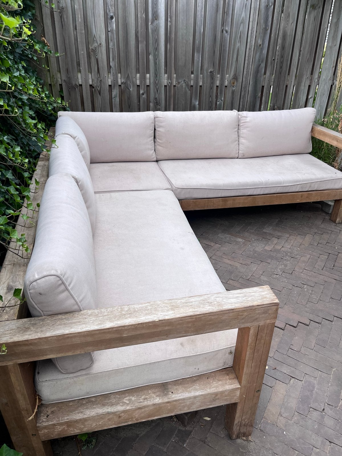 Houten loungeset met kussens en tafel - Hoekbank, Ophalen, 5 zitplaatsen, Gebruikt, Loungeset