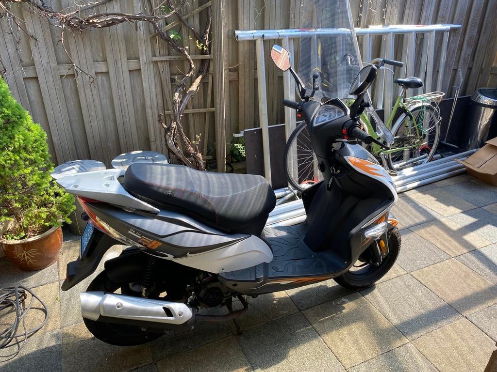 BTC R8 scooter zo goed als nieuw, Fietsen en Brommers, Snorfietsen en Snorscooters, Zo goed als nieuw, Benzine, Ophalen, Overige merken