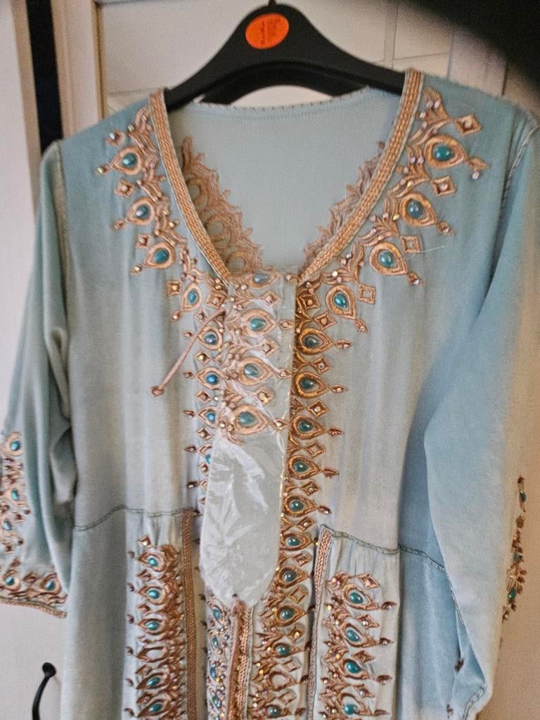 Elegante Kaftan met Borduurwerk en Kralen - Lichtblauw, Blauw, Maat 42/44 (L), Nieuw, Ophalen of Verzenden