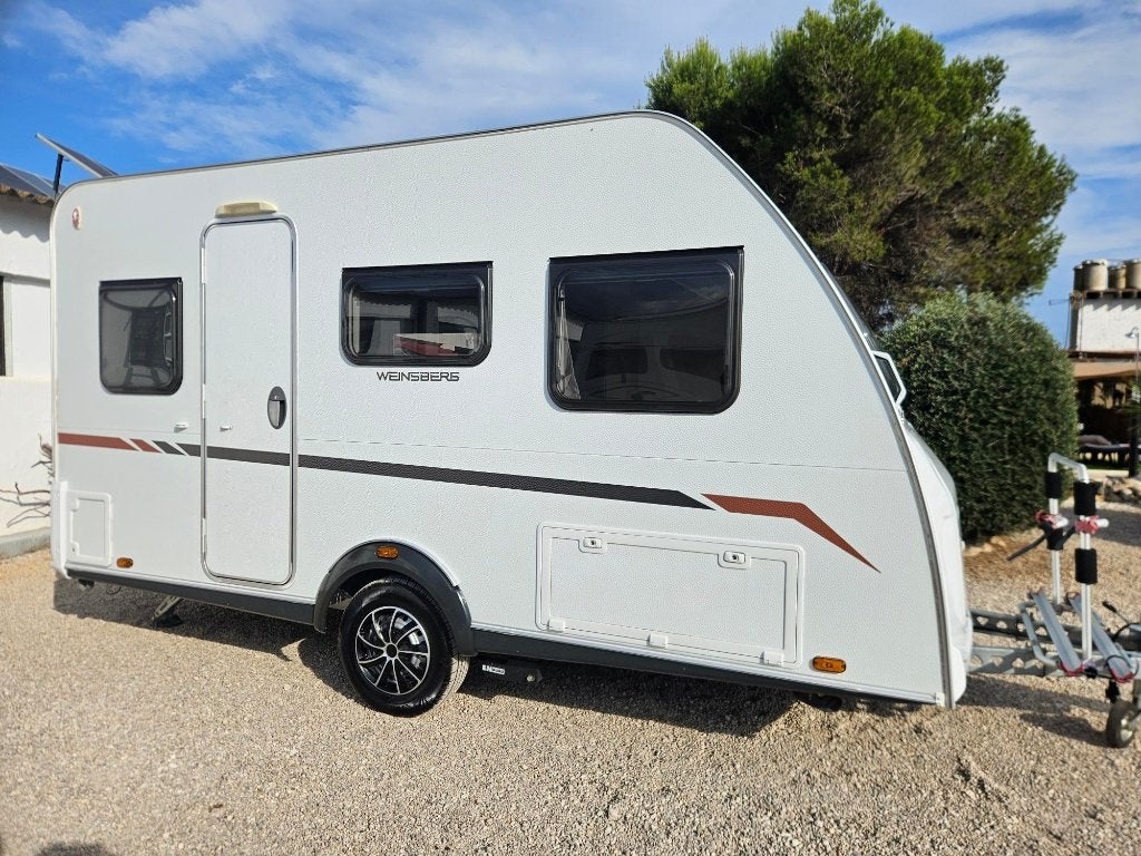 WEINSBERG CARACITO 390 QD  bj 2022 in nieuwstaat in spanje., Caravans en Kamperen, Overige merken, Schokbreker, Treinzit, Tot en met 3