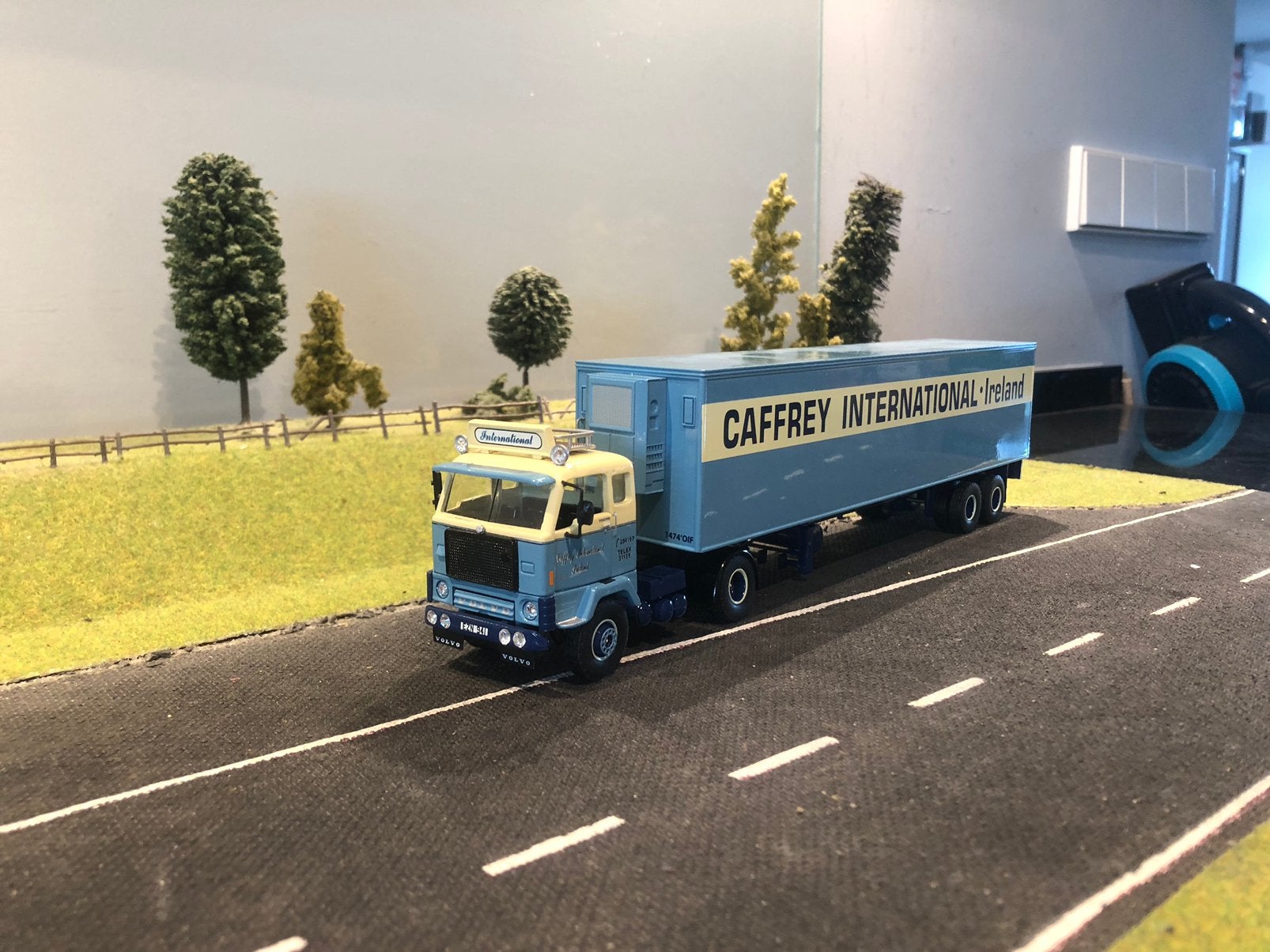 Volvo F88 met koeloplegger van Caffrey, Ophalen of Verzenden, Zo goed als nieuw, Bus of Vrachtwagen, Tekno