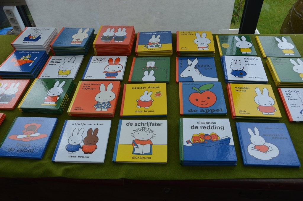 67 vierkanten Nijntje boekjes Dick Bruna: de appel, Boris de, Gelezen, Fictie algemeen, Jongen of Meisje, Ophalen of Verzenden