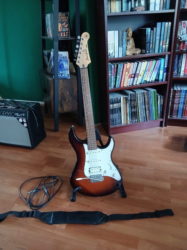 Foto 3 van Yamaha Pacifica PAC112J  Fender Super Champ XD + accessoires