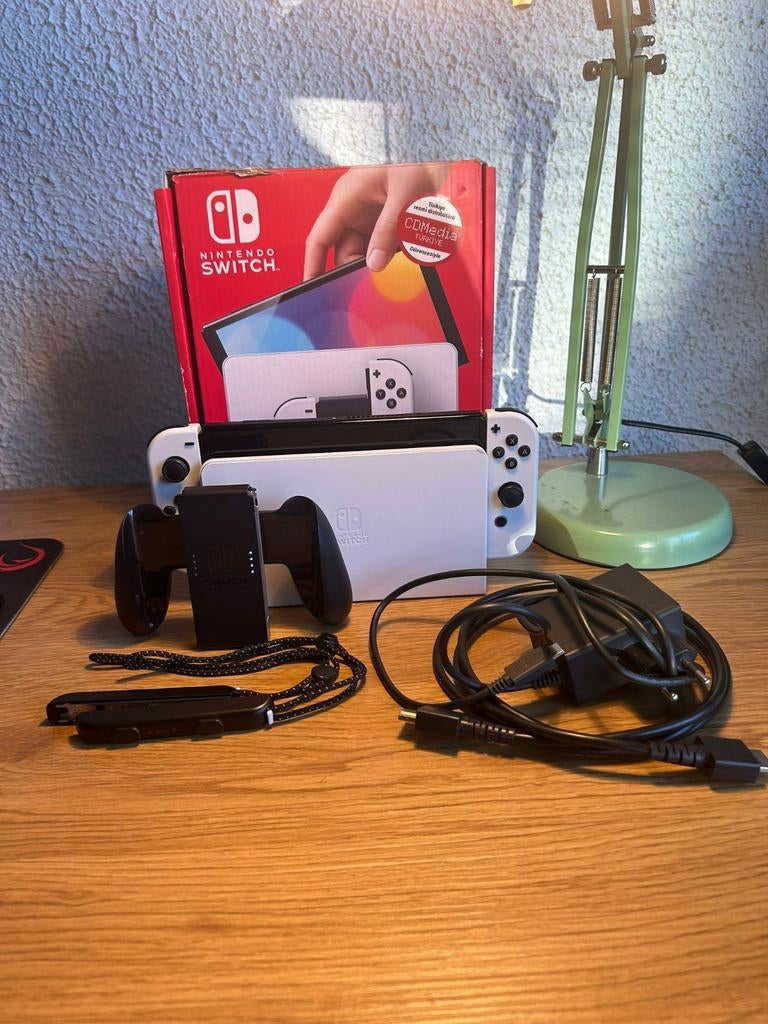 Nintendo switch oled, Spelcomputers en Games, Spelcomputers | Nintendo Switch, Ophalen of Verzenden, Zo goed als nieuw, Met 2 controllers