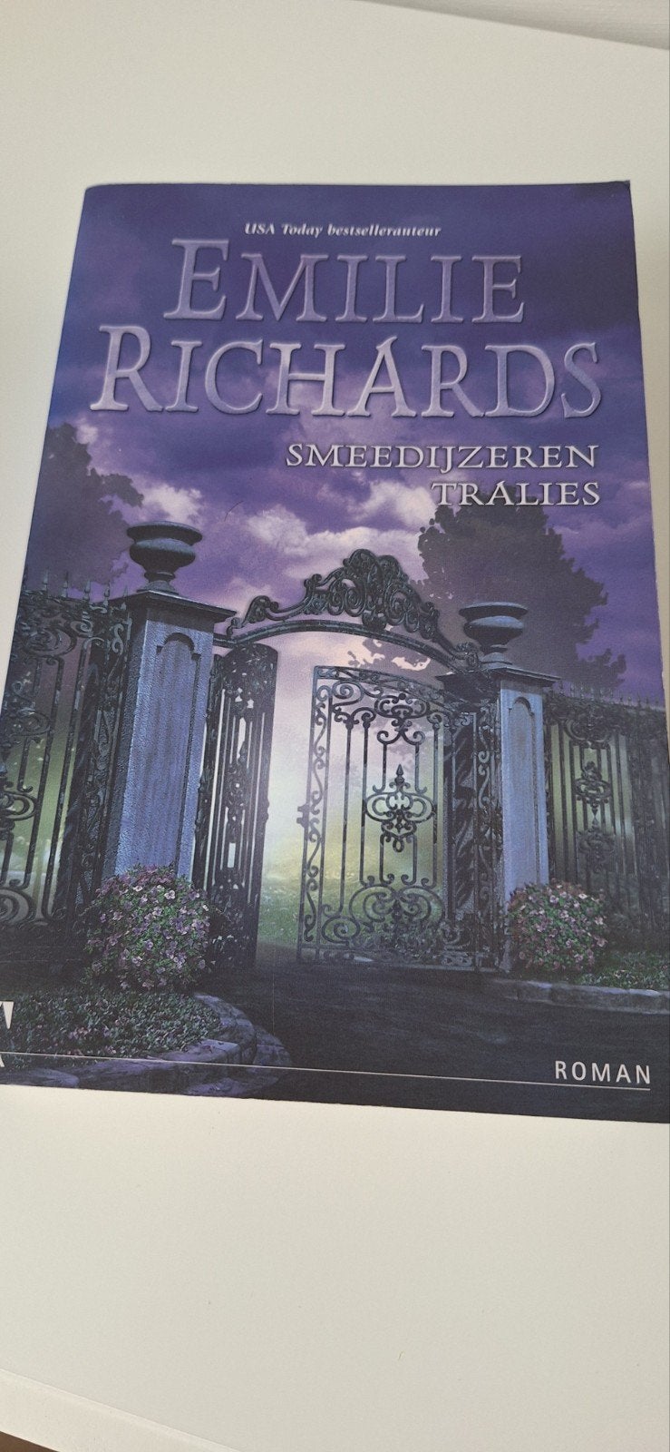 Emilie Richards - Smeedijzeren Tralies (Roman), Ophalen of Verzenden, Gelezen, Emilie Richards