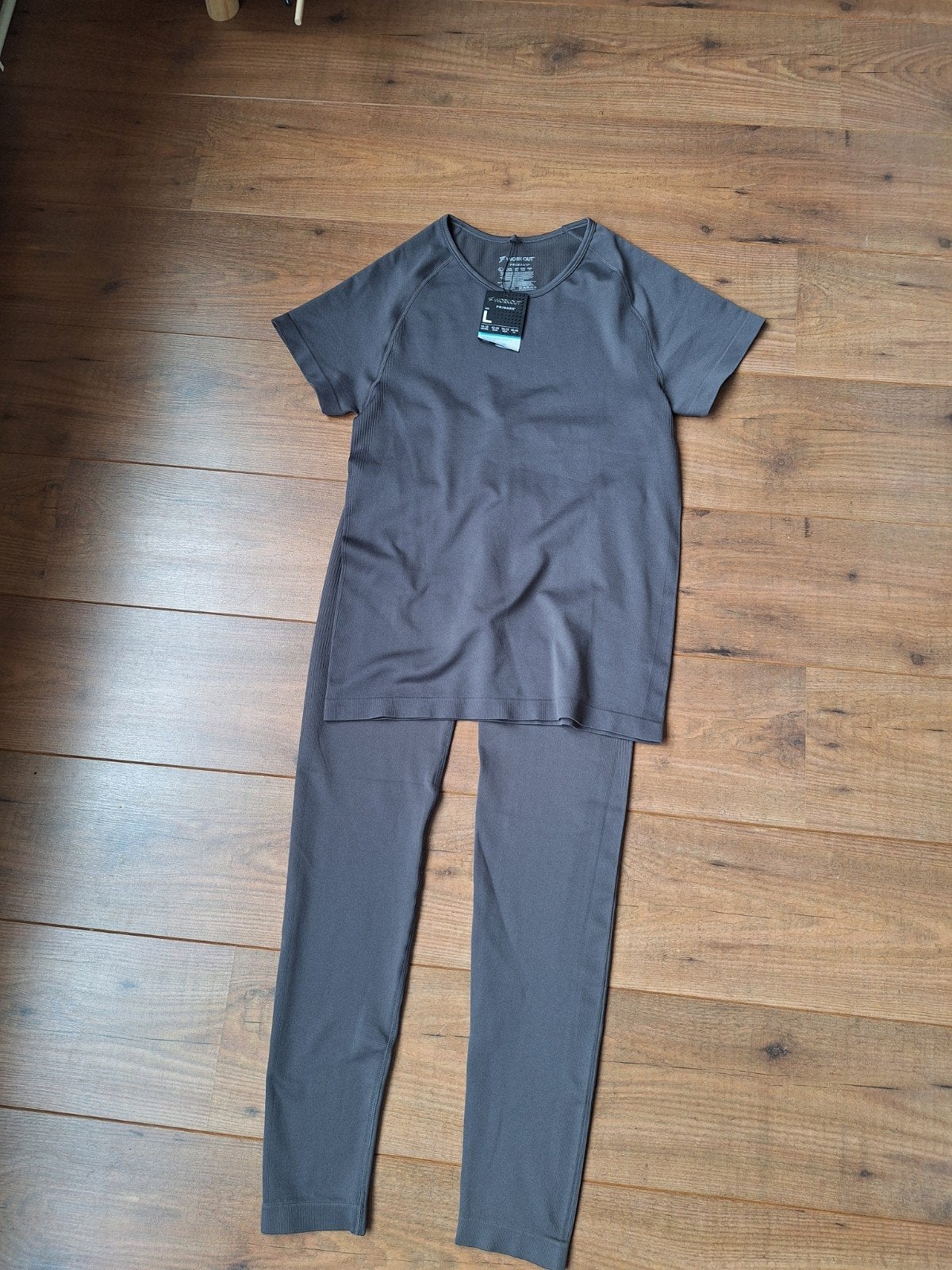 Primark sportkleding set: T-shirt (L)  Broekje (M), Primark, Maat 42/44 (L), Nieuw, Ophalen of Verzenden