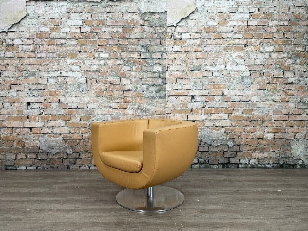B&B Italia Tulip Armchair camel bij TheReSales, Ophalen, Design, 75 tot 100 cm, Zo goed als nieuw