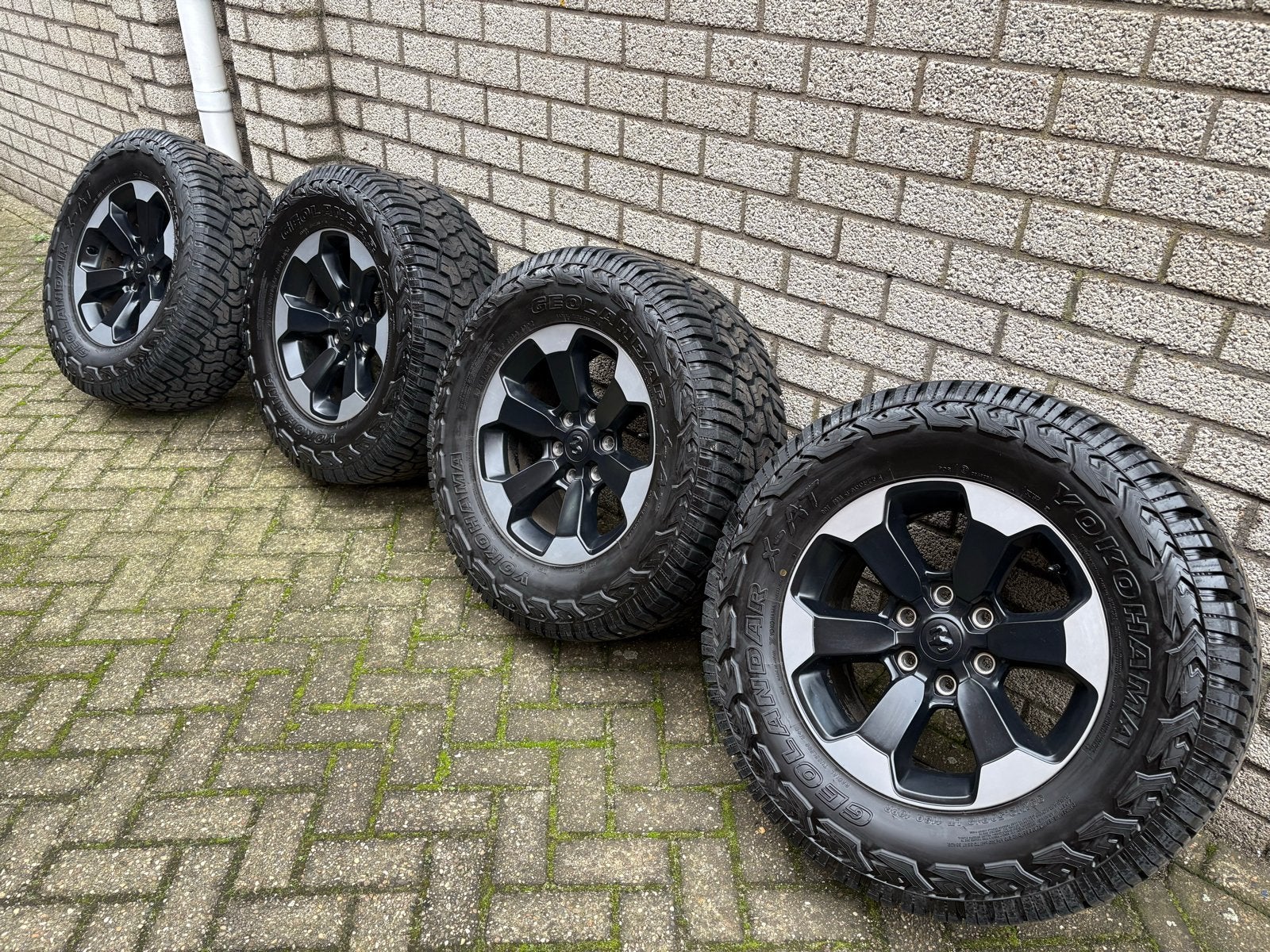 Dodge Ram velgen met nieuwe banden, 6 gaats., Auto-onderdelen, Banden en Velgen, 18 inch, Overige, Gebruikt, Banden en Velgen