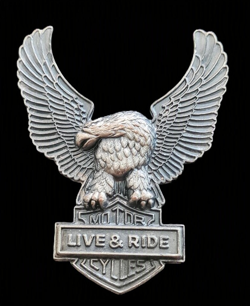 Harley-Davidson -Live & Ride- pin grijs metaal, Verzenden, Nieuw, Transport, Speldje of Pin