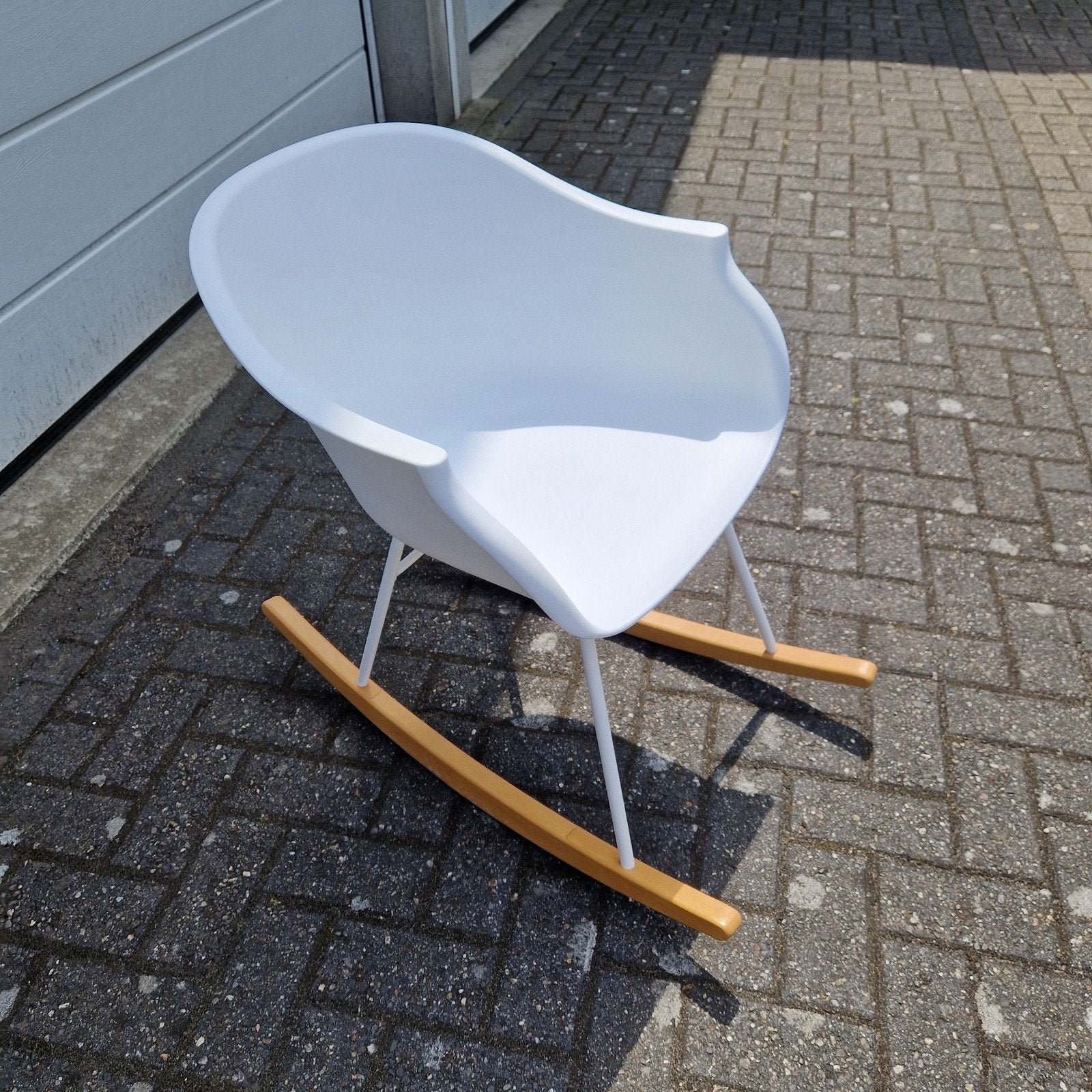 Witte schommelstoel, modern design, Huis en Inrichting, Stoelen, Ophalen, Hout, Wit, Zo goed als nieuw