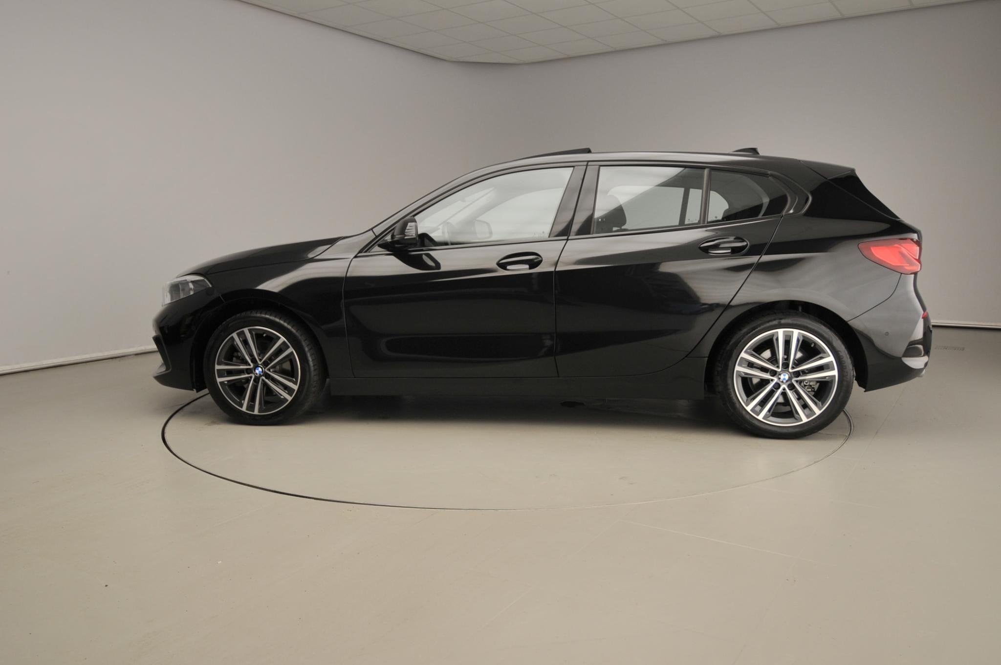 BMW 1 Serie 5-deurs 118i | LED | Leder | HUD | Schuifdak | A, Auto's, BMW, 12 maanden, Gebruikt, Zwart, Origineel Nederlands