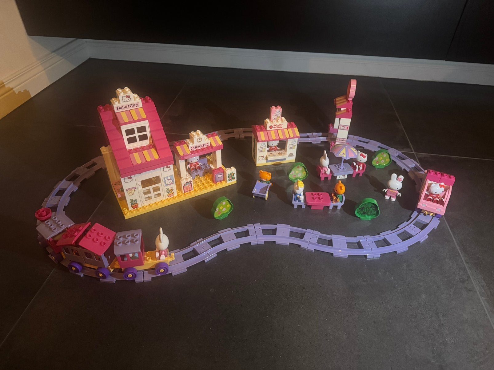 Hello kitty lego duplo trein en winkeltjes, Gebruikt, Overige thema's, Ophalen of Verzenden, Duplo