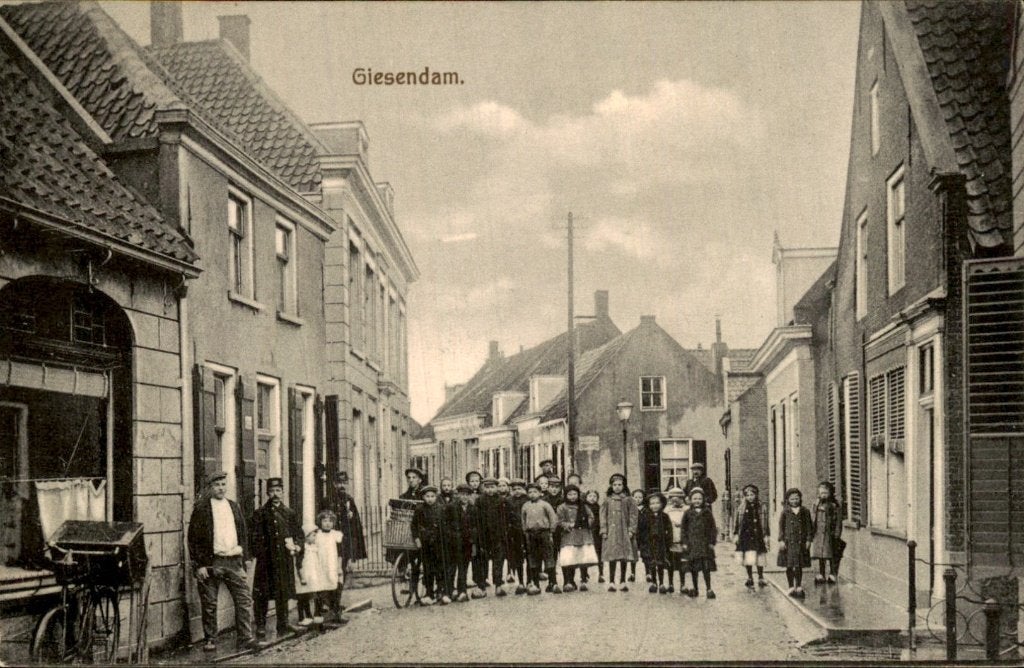 Giesendam - Straat - Groep kinderen, Ophalen of Verzenden, Voor 1920, Ongelopen, Zuid-Holland
