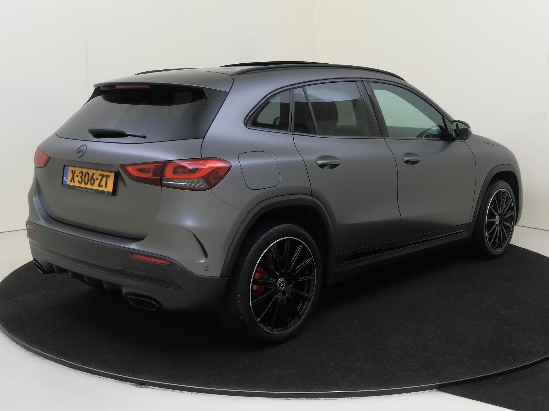 Mercedes-Benz GLA-klasse 250 e AMG Line MANUFAKTUR Berggrijs, Auto's, Dealer onderhouden, 4 cilinders, 16 kWh, Leder en Stof