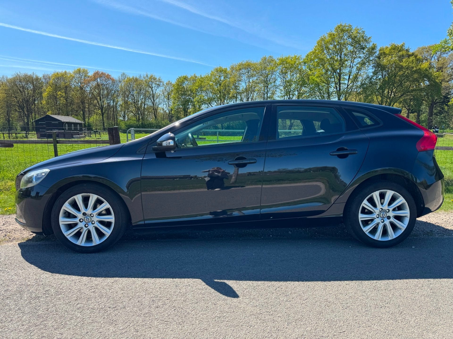 Volvo V40 1.6 D2 Kinetic AUTOMAAT|stoelverwarming|climate co, Auto's, Euro 5, Stof, Gebruikt, Zwart