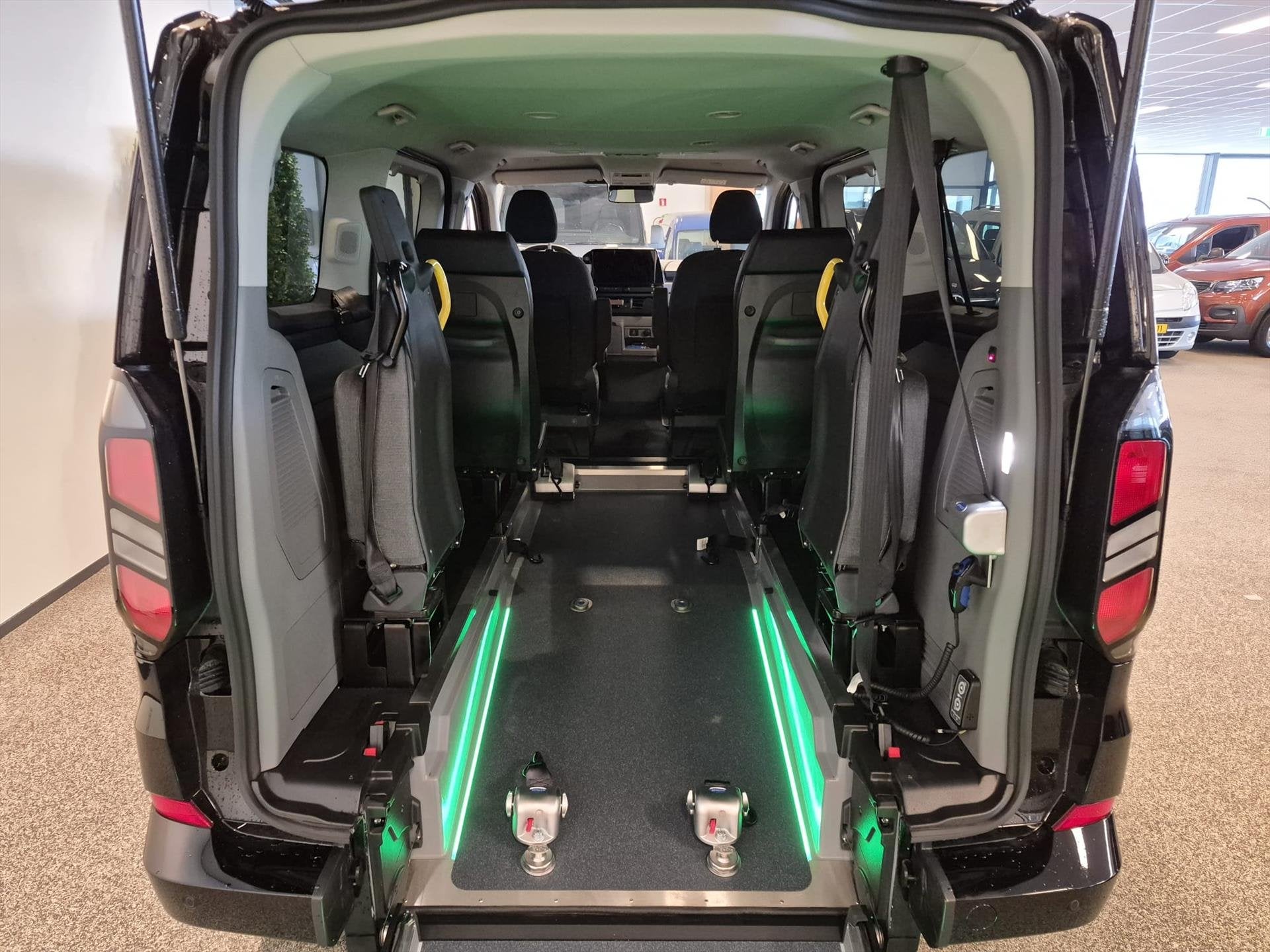 Ford Tourneo Custom L1H1 Rolstoelbus Bodemverlaging XXL-ombo, Auto's, Automaat, 12 maanden, Stof, Gebruikt