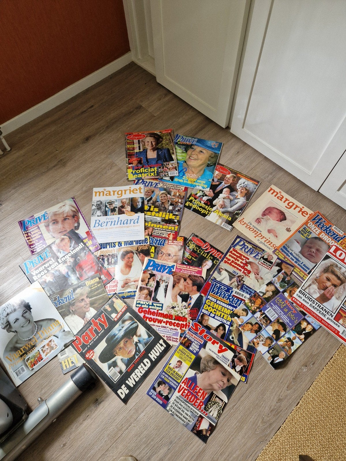 21 tijdschriften Koninklijk huis verzameling, Verzamelen, Koninklijk Huis en Royalty, Ophalen of Verzenden, Zo goed als nieuw