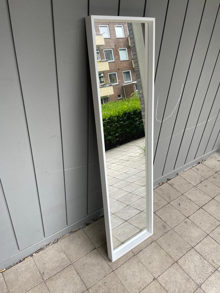 Grote witte spiegel - Ideaal voor elke ruimte, Huis en Inrichting, Woonaccessoires | Spiegels, Ophalen of Verzenden, Zo goed als nieuw