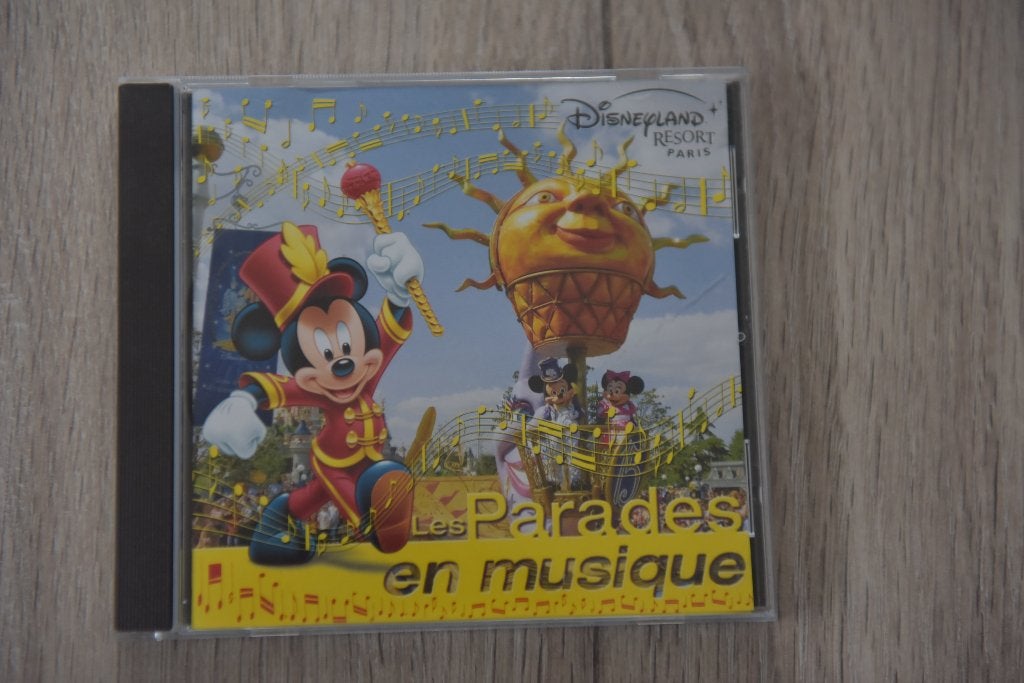 DISNEYLAND RESORT PARIS -- LES PARADES EN MUSIQUE + BONUSTRA, Verzenden, Zo goed als nieuw, Muziek, 6 tot 9 jaar