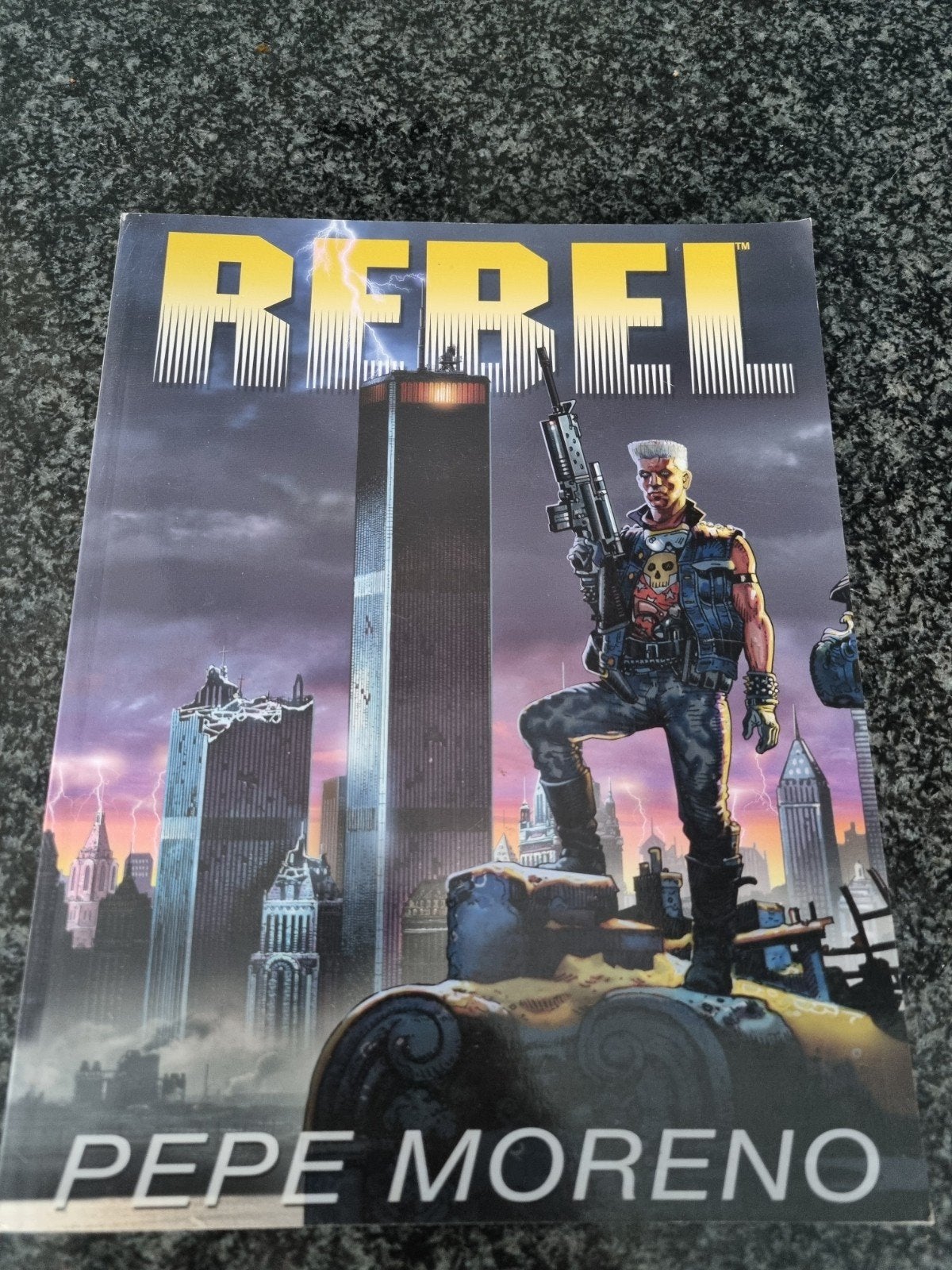 Rebel door Pepe Moreno - Graphic Novel, Boeken, Eén comic, Ophalen of Verzenden, Zo goed als nieuw, Amerika