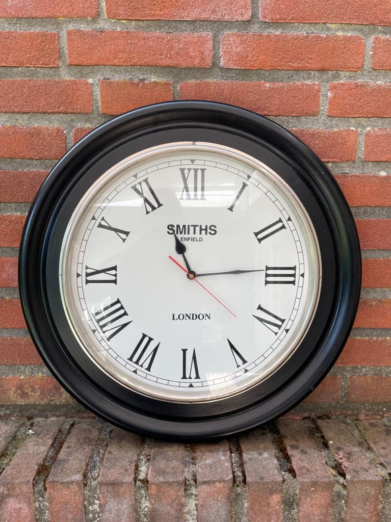 Zwarte decoratieve Smiths Enfield stationsklok, Ophalen of Verzenden, Zo goed als nieuw, Analoog, Wandklok