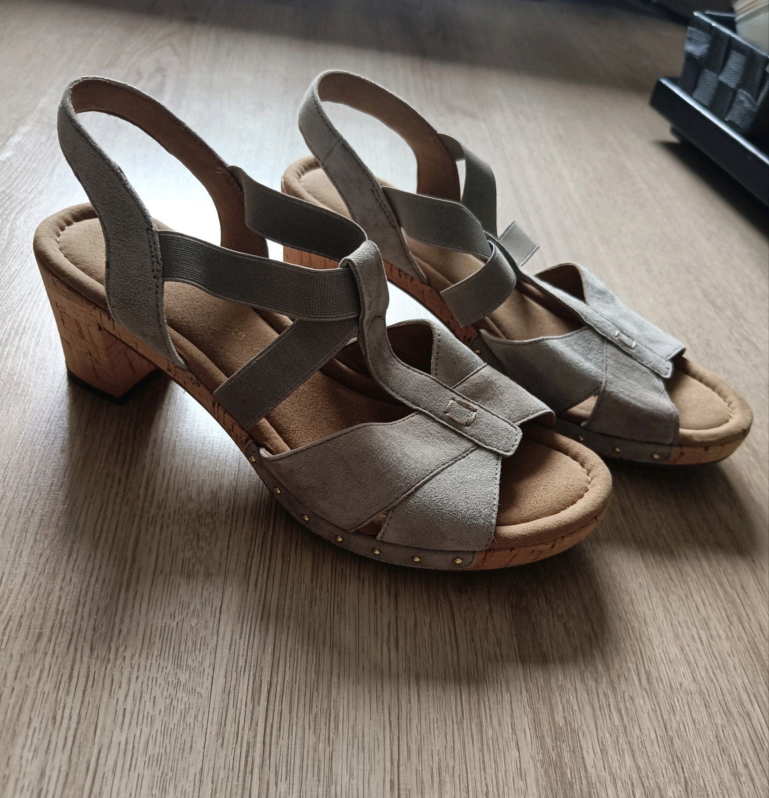 Gabor suède sandalen met hak - Maat 43, Kleding | Dames, Schoenen, Gabor, Zo goed als nieuw, Grijs, Sandalen of Muiltjes