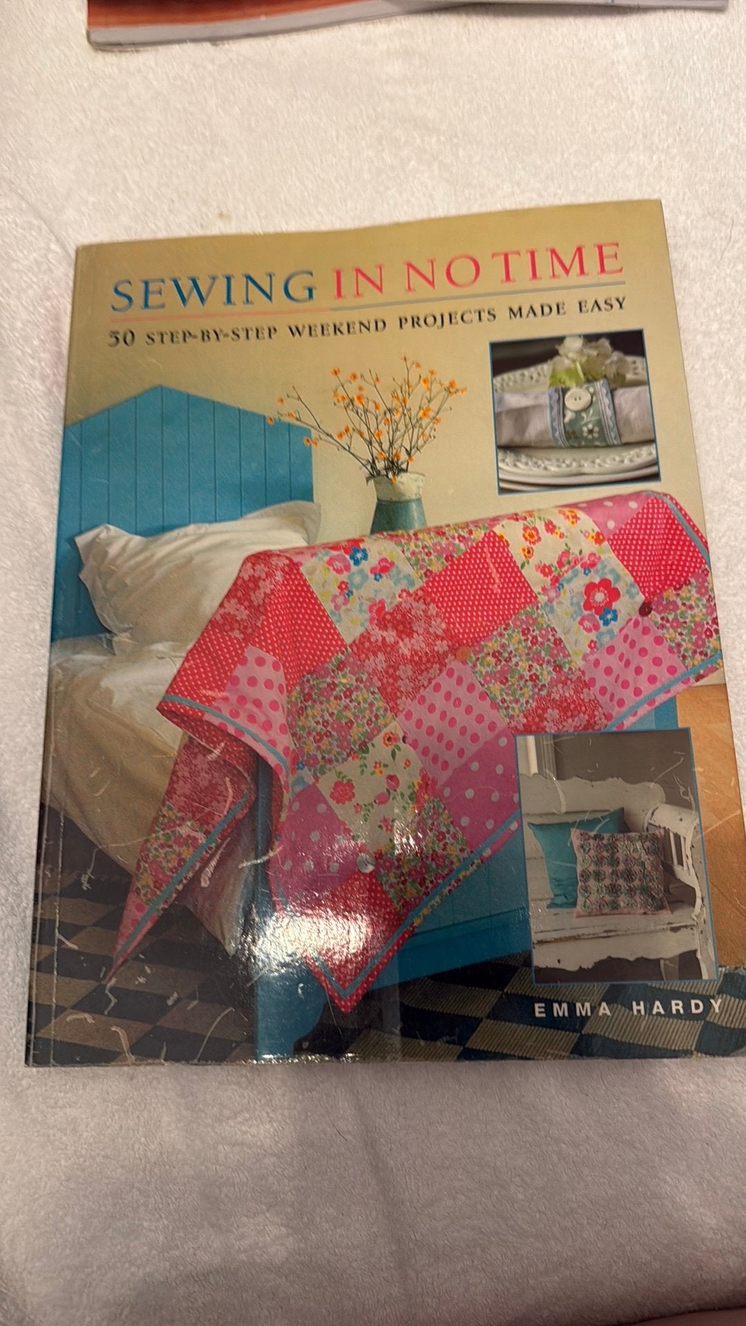 Sewing in to time 50 step by step projects, Hobby en Vrije tijd, Kledingpatronen, Ophalen of Verzenden, Zo goed als nieuw, Vrouw
