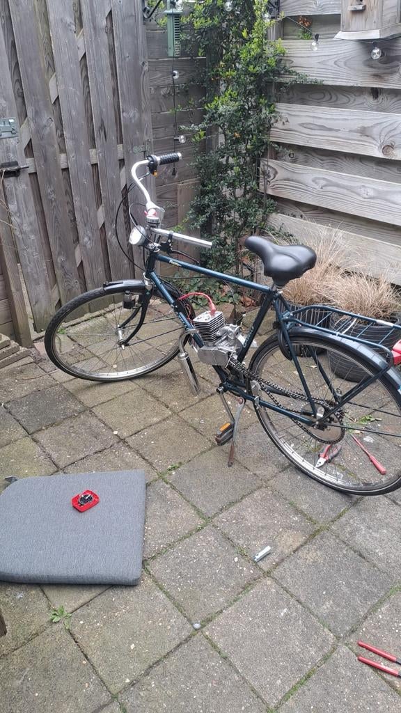 Fiets met 2takt 100cc blokje, Fietsen en Brommers, Elektrische fietsen, 51 tot 55 cm, Ophalen, Overige merken