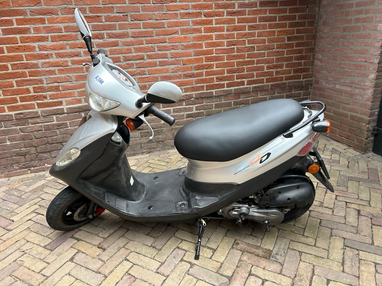 Sym Mio Scooter - Zilverkleurig, Goed Onderhouden, Fietsen en Brommers, Mio, Gebruikt, Maximaal 45 km/u, Ophalen of Verzenden