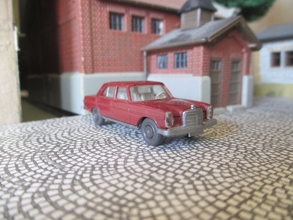 Mercedes Benz W114/W115 /8 - Wiking 141 bruin-rood #2, Ophalen of Verzenden, Gebruikt, Auto, Wiking