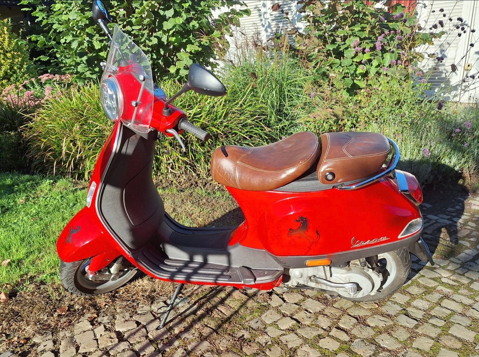 Foto 3 van Vespa LX 50 - Rode Scooter met Bruin Lederen Zadel