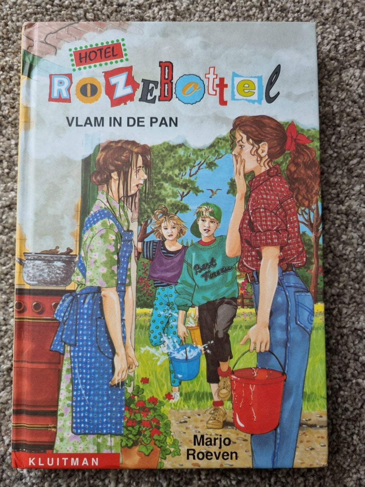 Boek : Hotel Rozebottel : Vlam in de pan -- Marjo Roeven, Ophalen of Verzenden, Zo goed als nieuw, Marjo Roeven, Fictie