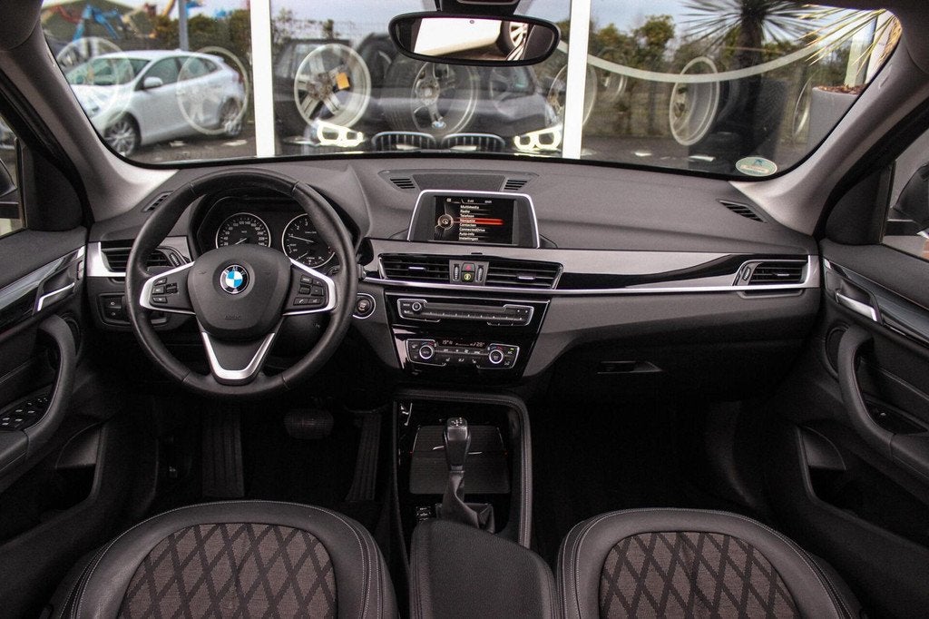 BMW X1 sDrive18i Centennial High Executive X-line | 2e eigen, Auto's, BMW, 136 pk, Gebruikt, Automatische klimaatregeling, Bruin