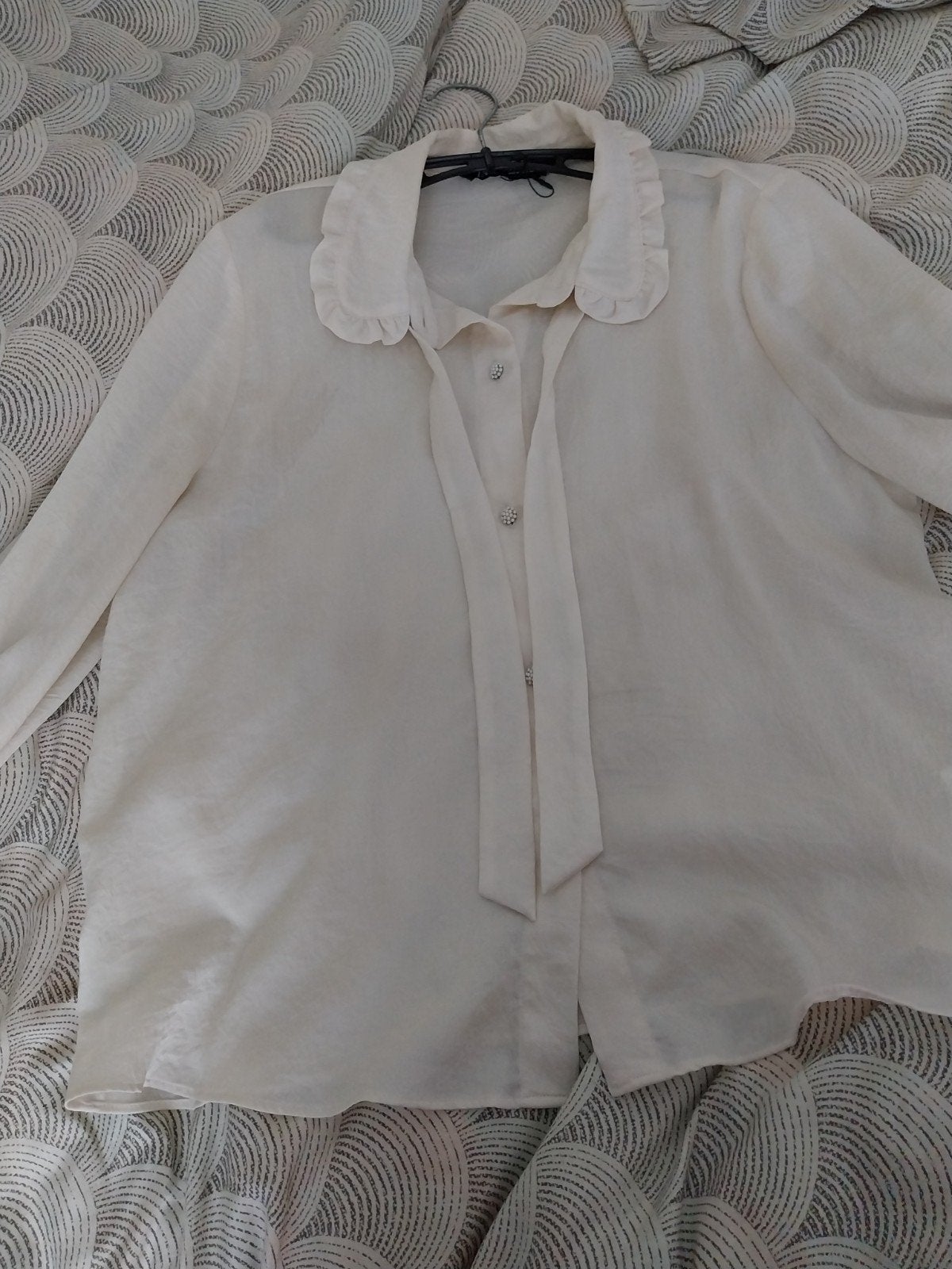 Elegante crèmekleurige blouse met ruches en strikdetail, Verzenden, Maat 42/44 (L), Zo goed als nieuw, Wit