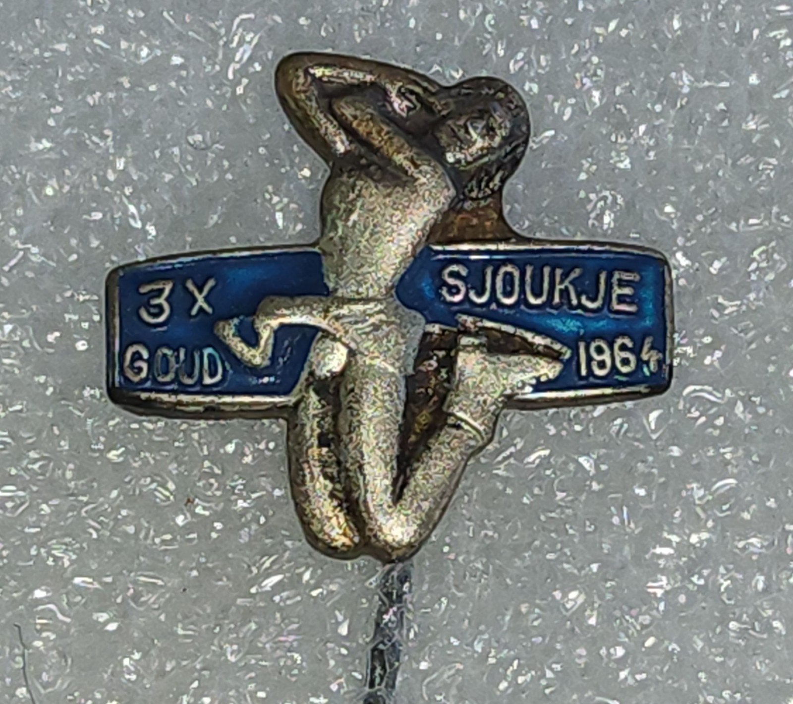 Speldje Sjoukje Dijkstra 3x Goud 1964 Schaatsen, Verzamelen, Ophalen of Verzenden, Gebruikt, Sport, Speldje of Pin