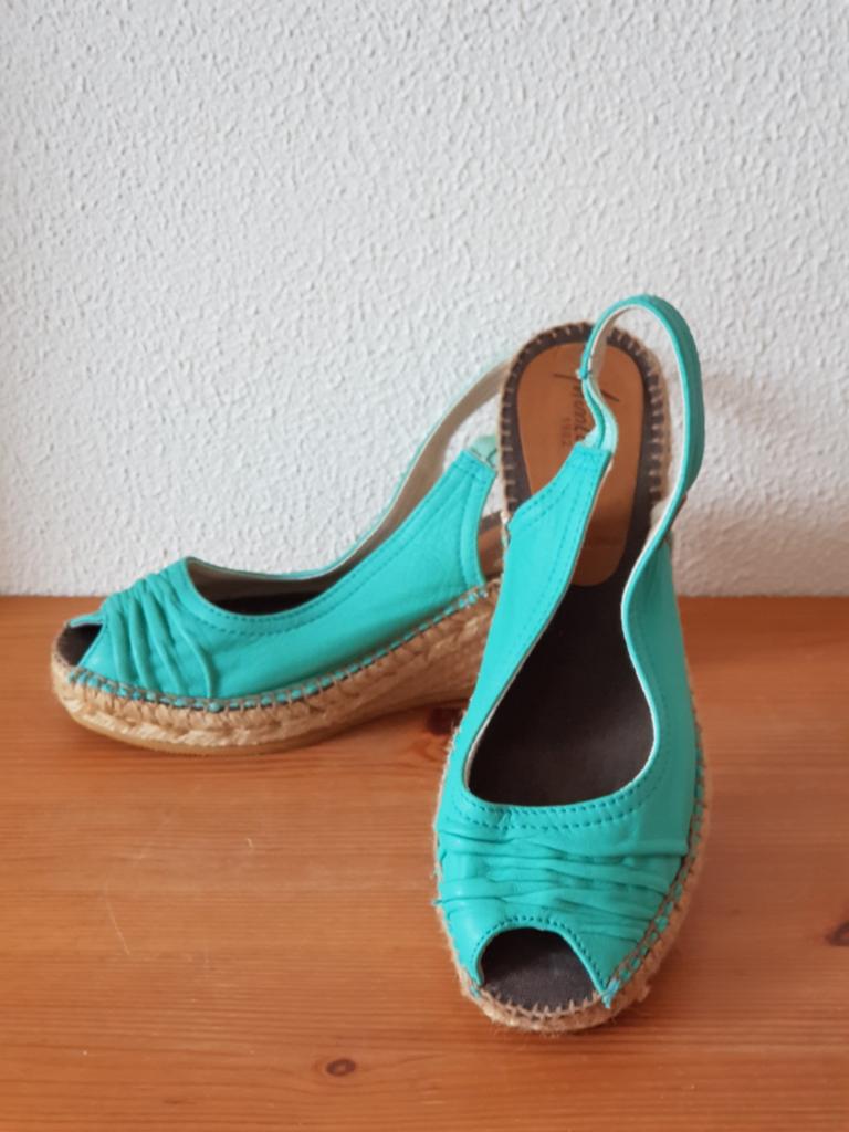 Montane zeegroen leren espadrille sleehak peeptoe's maat 37, Montane, Ophalen of Verzenden, Zo goed als nieuw, Espadrilles of Moccasins