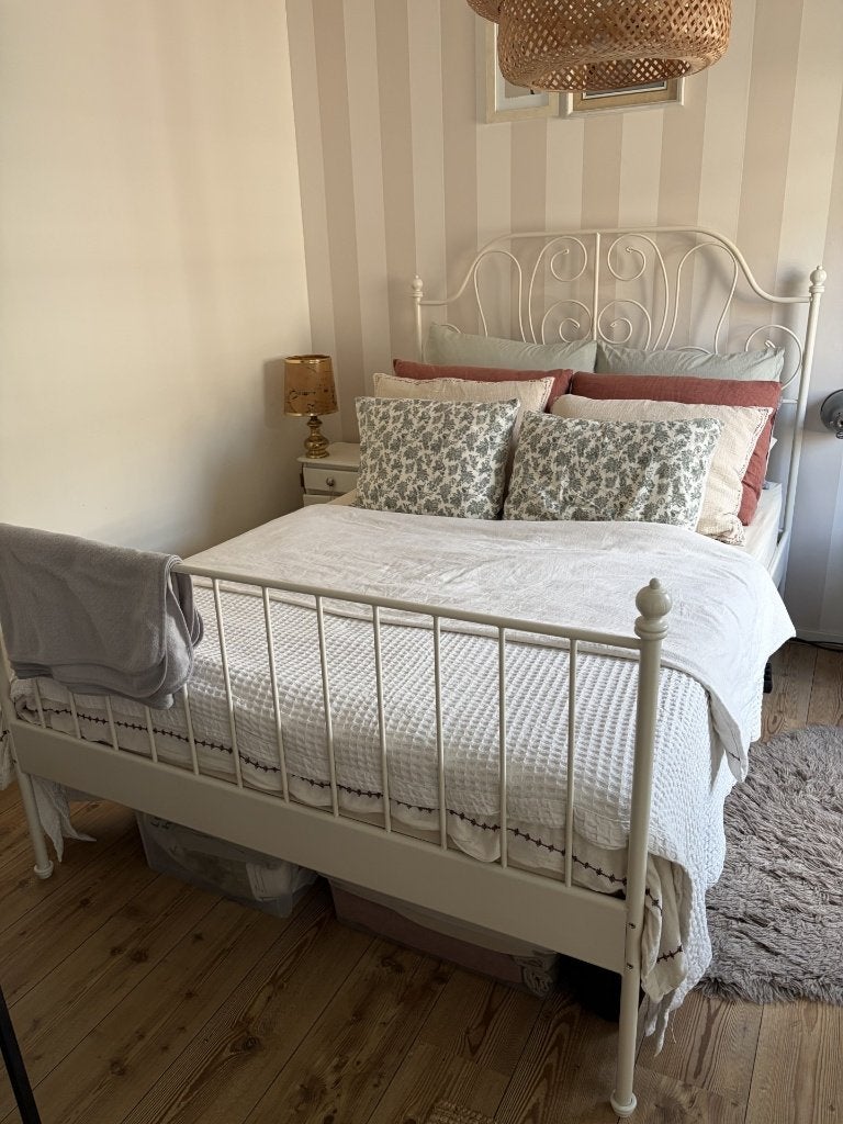 Klassiek bedframe, evt. met lattenbodems en matras, Wit, Tweepersoons, Zo goed als nieuw, 200 cm
