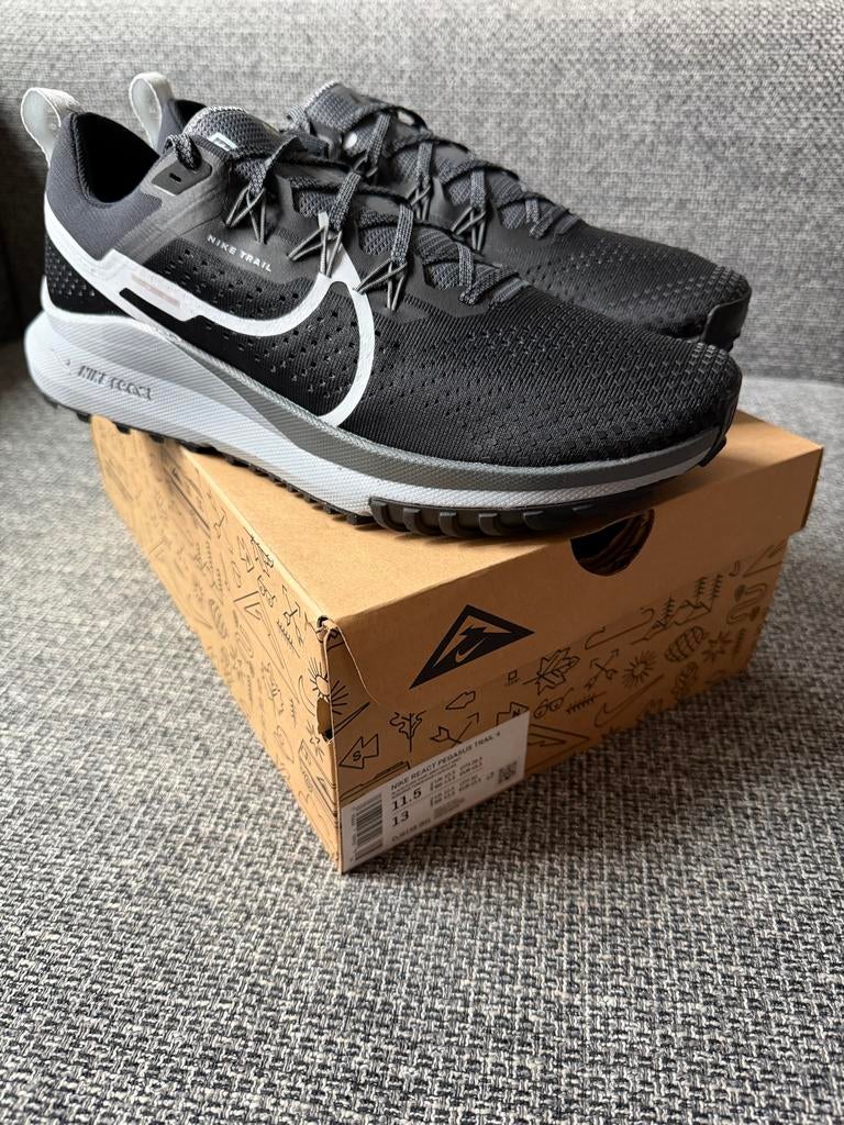 Nike React Pegasus Trail 4 - Nieuw in doos - Maat 45.5, Nieuw, Ophalen of Verzenden, Sportschoenen, Zwart