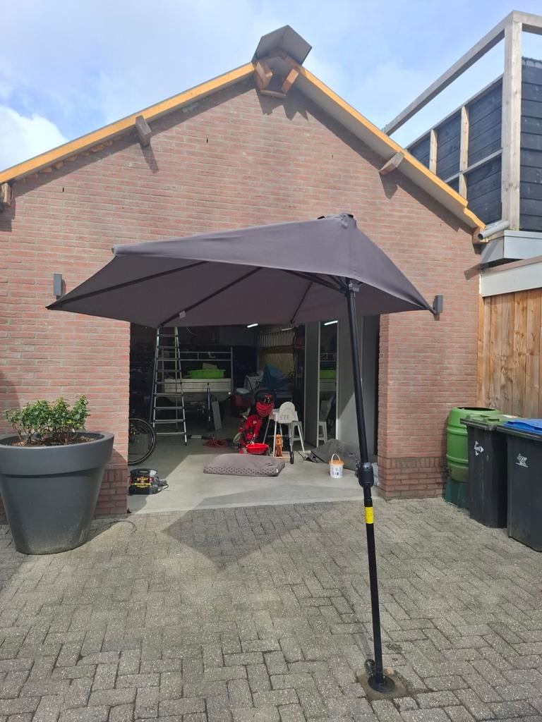 Grijze balkon parasol (2.90m) - Zo goed als nieuw, Ophalen, Zo goed als nieuw, 2 tot 3 meter, Muurparasol