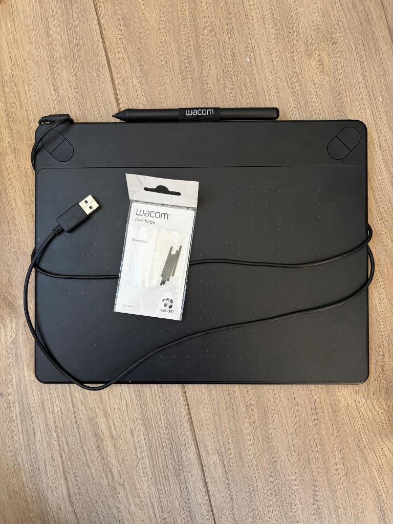 Wacom intuos m medium tekentablet met extra pen tips nibs, Ophalen of Verzenden, Gebruikt, Bedraad, Wacom