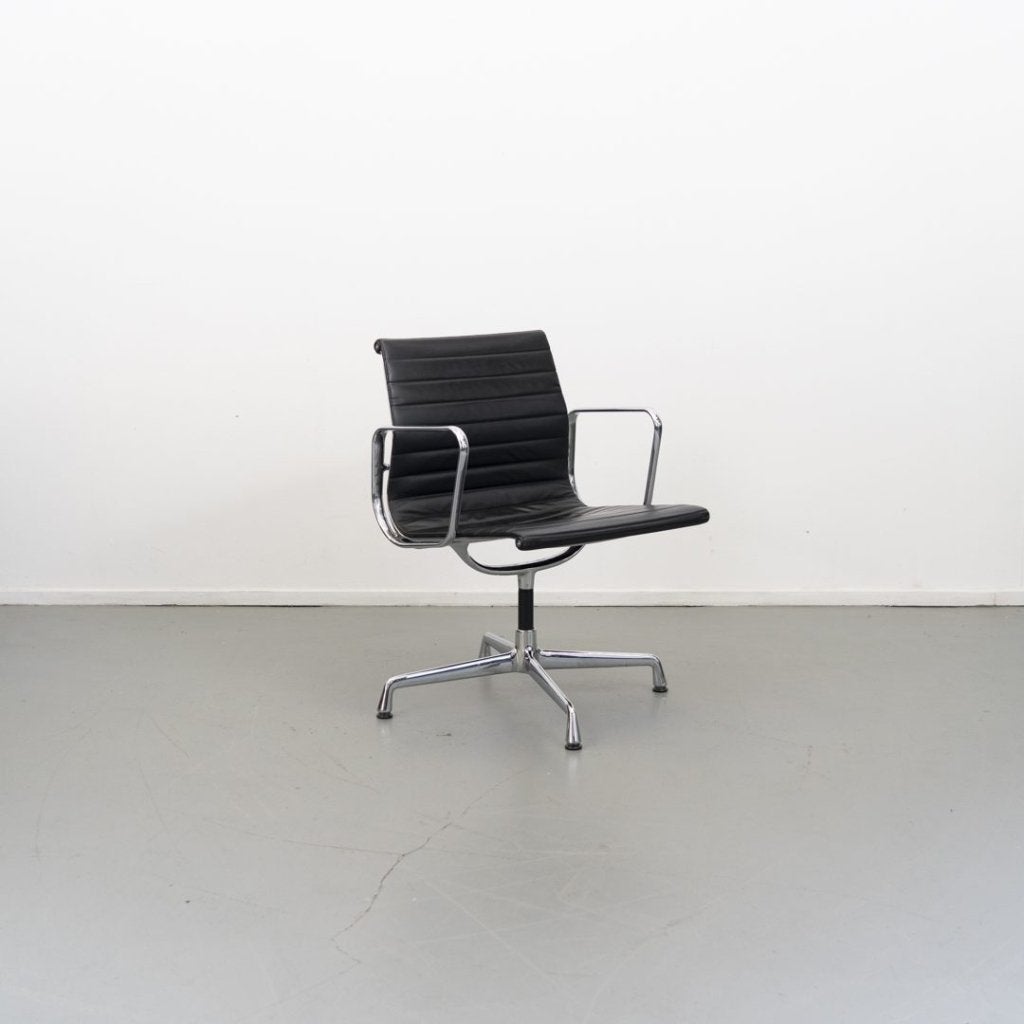 Vitra Eames EA 108 Stoel Zwart Leer - Chroom, Niet ingevuld, Zo goed als nieuw, Niet ingevuld, Niet ingevuld