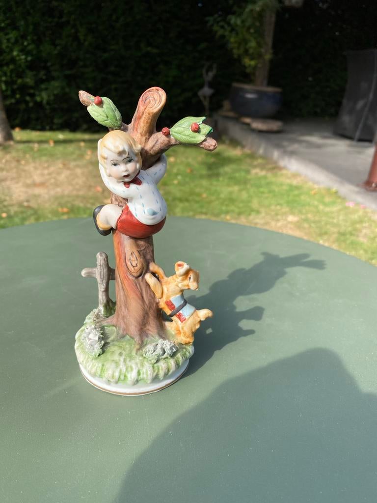 Vintage porseleinen beeldje: Jongen in boom met hondje, Ophalen of Verzenden, Zo goed als nieuw, Overige typen