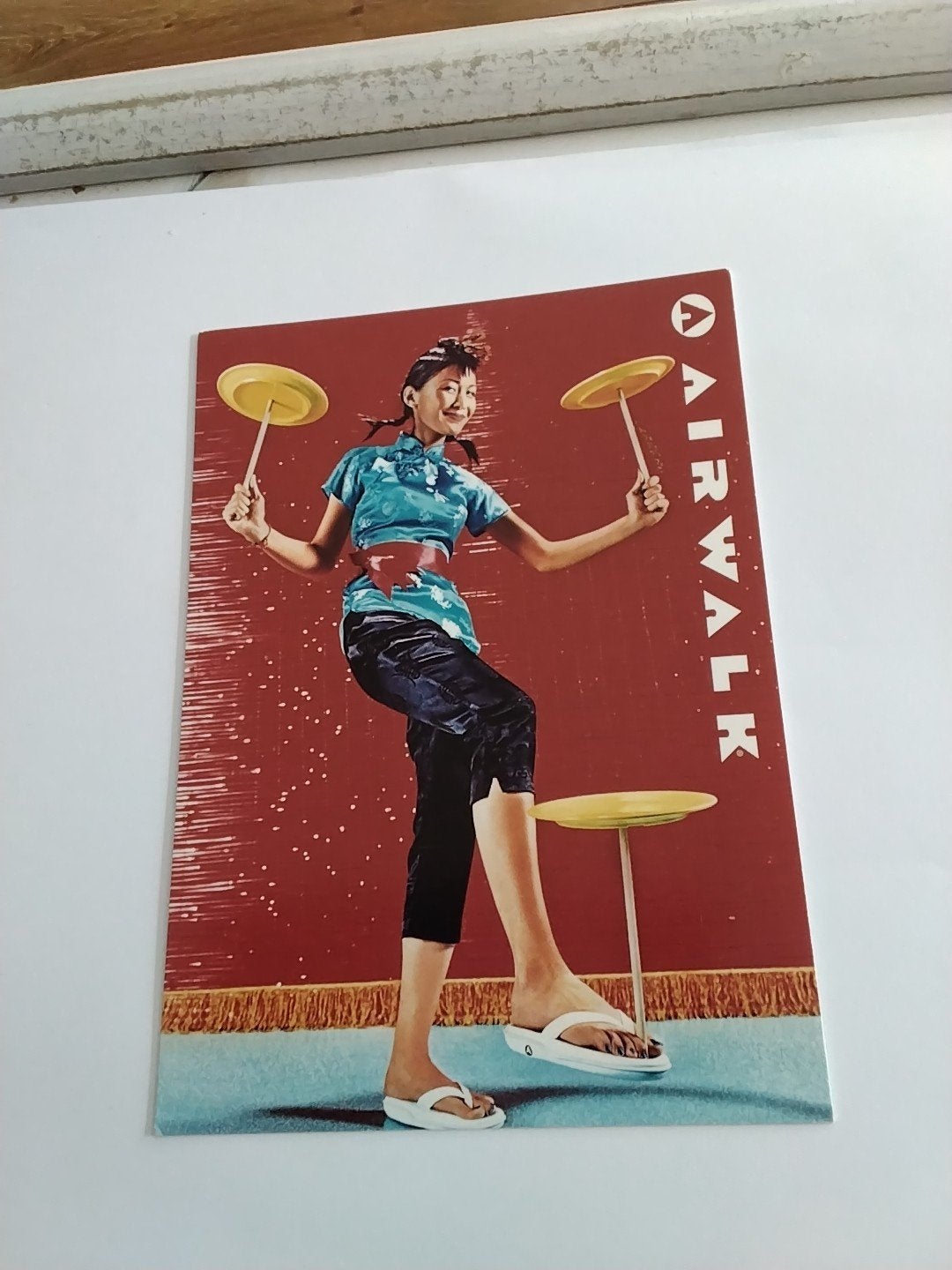 Vintage Airwalk reclame ansichtkart - Borden draaiende vrouw, Ophalen of Verzenden, 1980 tot heden, Ongelopen