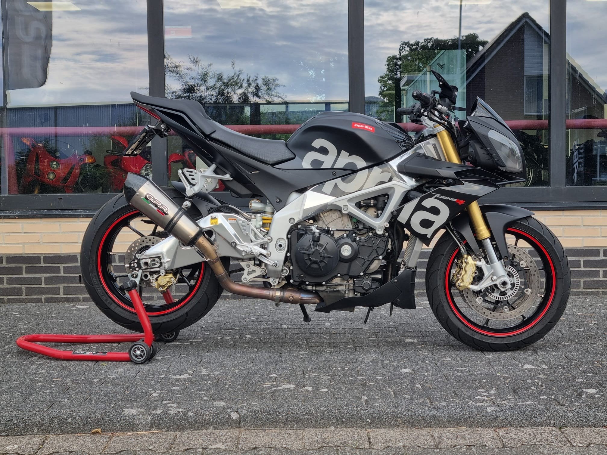 Aprilia TUONO V 4 R V4R 1000 APRC (bj 2013), Minervum 7272
4817 ZM  Breda, NL, Info@piaggio.nl, 999 cc, Naked bike