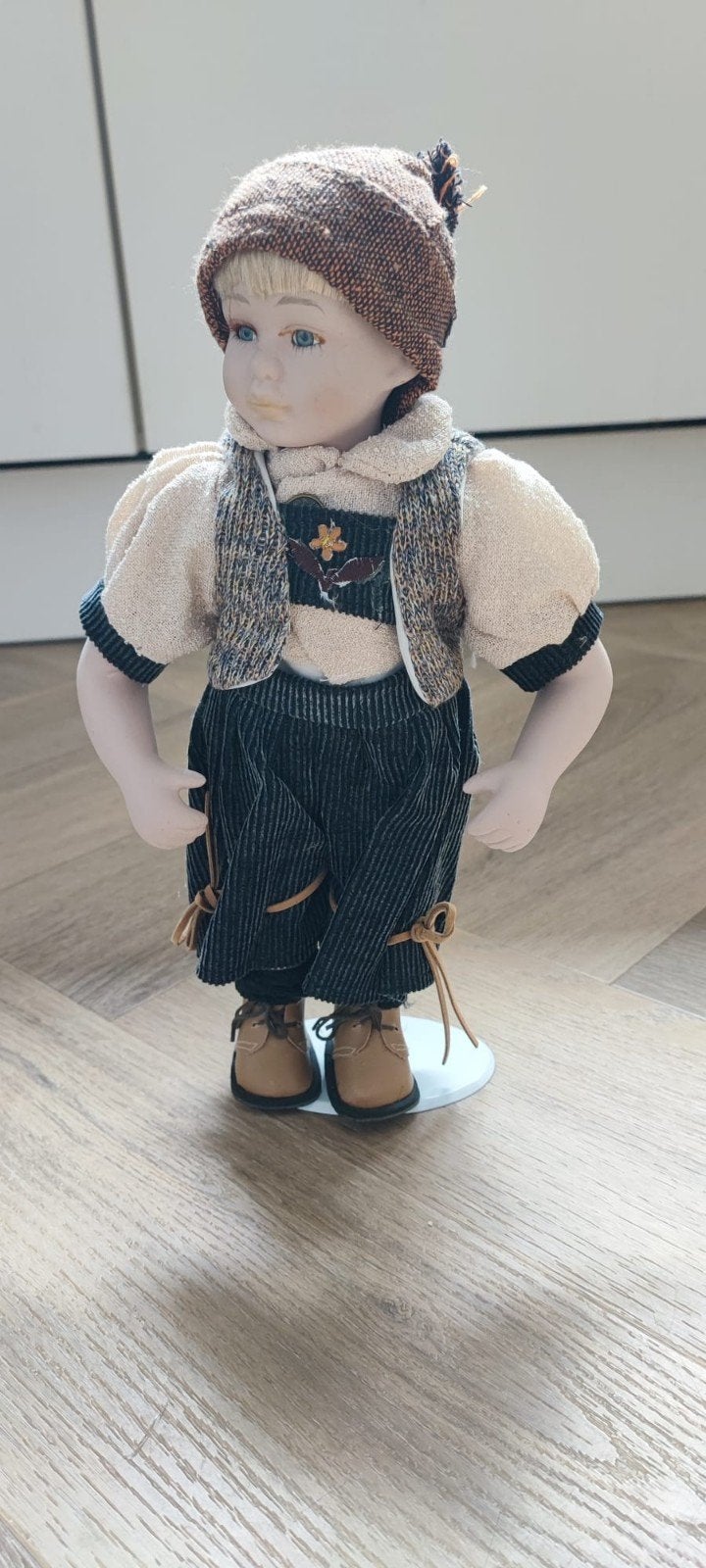 nette pop. jongen 32 cm. wordt geleverd met standaard, Verzamelen, Ophalen, Gebruikt, Pop
