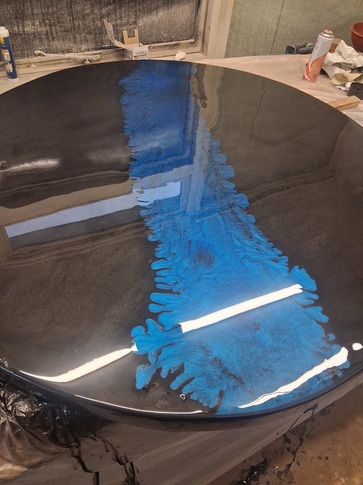 Unieke ronde epoxy tafel bleu splash, Modern, Artistiek, Industrieel, Overige materialen, Rond, Nieuw