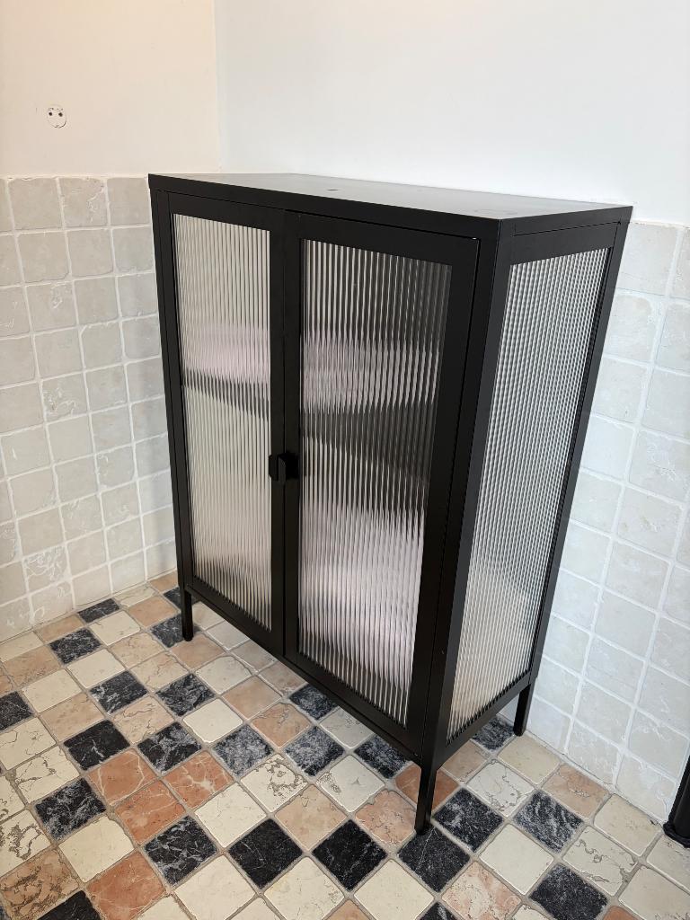 Metalen kast ribbelglas, Huis en Inrichting, Kasten | Vitrinekasten, Ophalen, Met deur(en), 50 tot 100 cm, 150 tot 200 cm